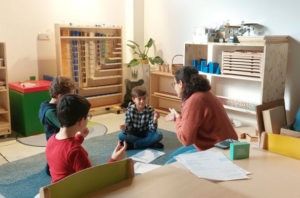 Grands Récits Montessori racontés aux élèves
