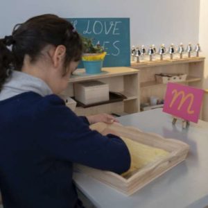Lettre de Sable Écriture Montessori