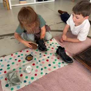 ecole montessori versailles maternelle montessori bilingue anglais nettoyer cirer activite montessori
